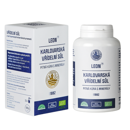 Karlovarská vřídelní sůl LEON 100 g v bílé dóze vedle papírové krabičky.